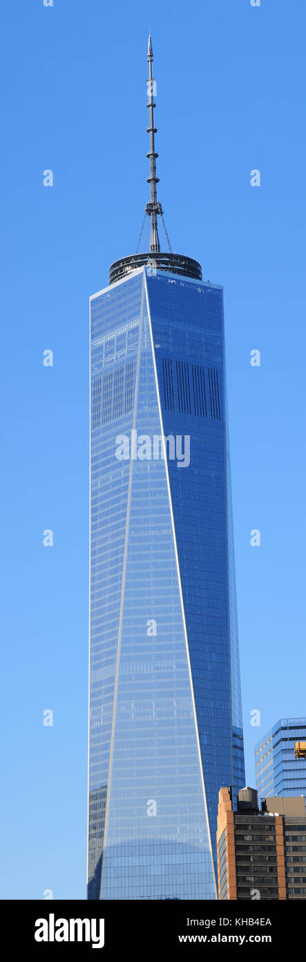 Der 1776 Meter hohe Turm des One World Trade Center in New York City, USA. Diese vertikale Panorama wurde an einem Nachmittag im März 2015 getroffen Stockfoto