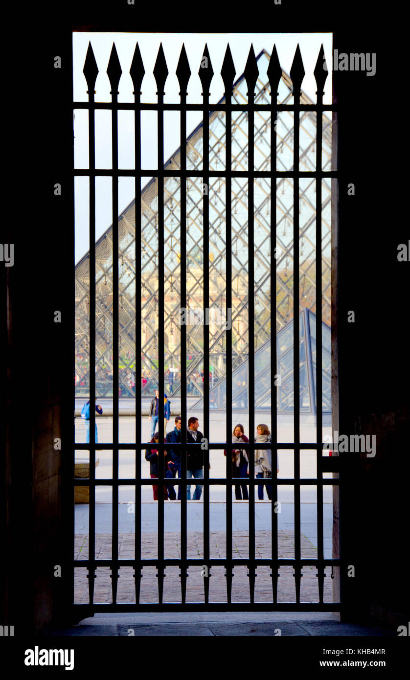 Paris, Frankreich. Palais du Louvre. Tor zwischen dem Cour Carree und dem Cour Napoleon / Pyramide Stockfoto