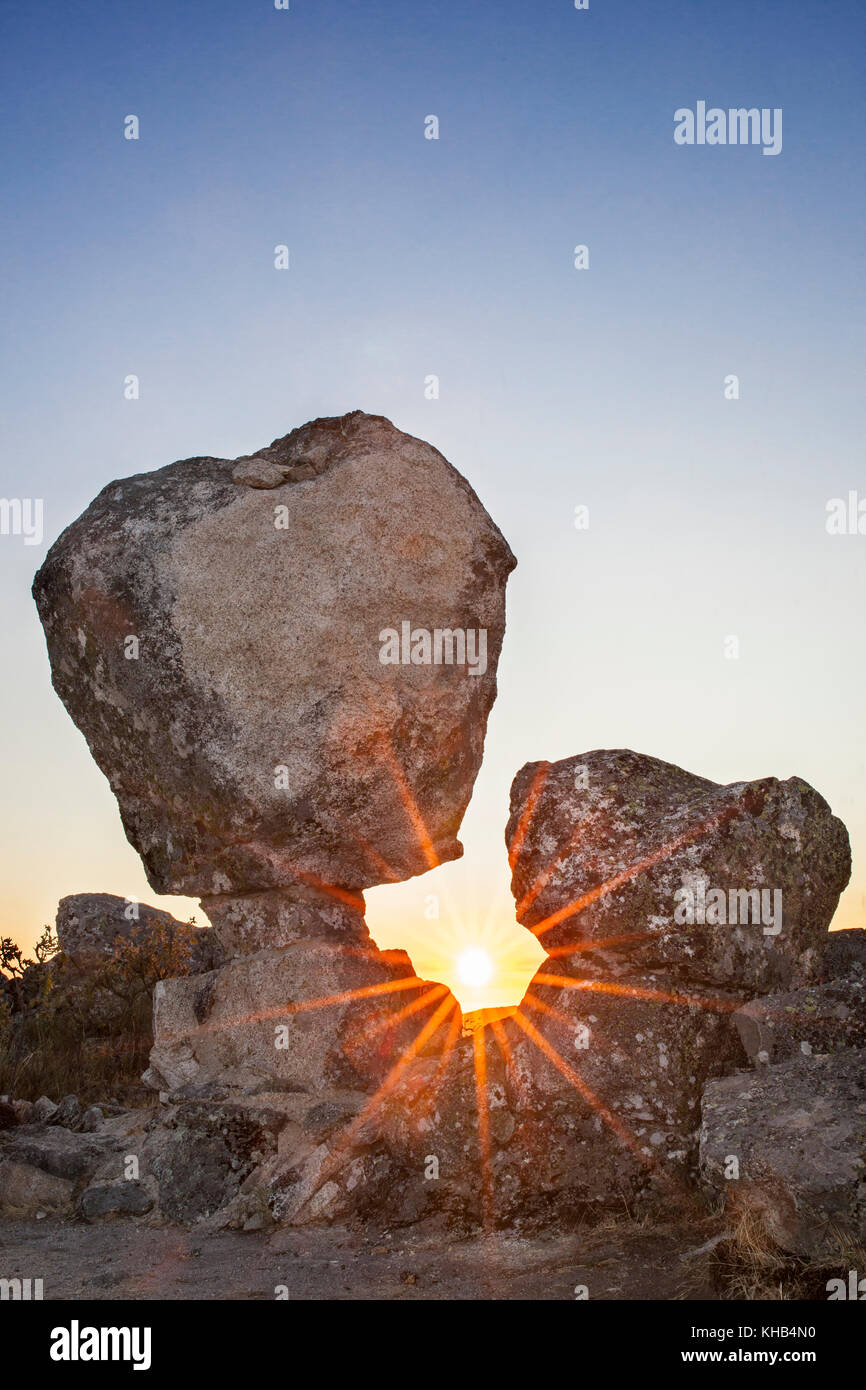 Sonne zwischen Megalith-monument von cancho Que Se Menea. Auf Englisch schalten Rock. Montanchez, Spanien Stockfoto