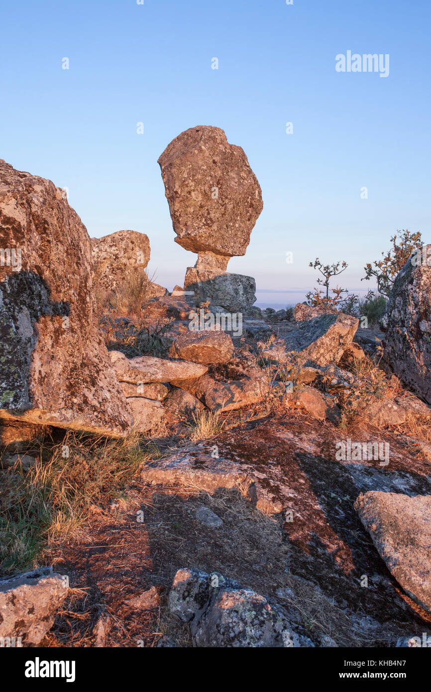Montanchez Shifting Stone oder El Cancho que se menea auf spanisch. Berühmte megalithische Denkmal, dass es durch Drücken mit der Hand bewegt Stockfoto
