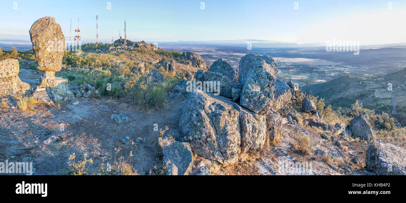 Montanchez Verschiebestein oder El Cancho que se menea auf spanisch. Berühmtes megalithisches Denkmal. Panorama Stockfoto