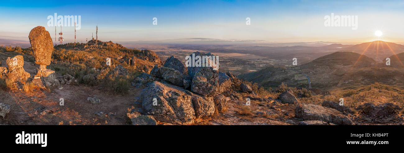 Montanchez Verschiebestein oder El Cancho que se menea auf spanisch. Berühmtes megalithisches Denkmal. Panorama Stockfoto