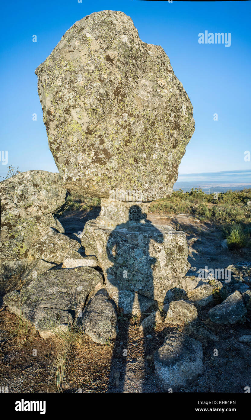 Der Schatten eines Fotografen, der El Cancho que se menea fotografiert. Berühmtes megalithisches Denkmal von Montanchez, Caceres, Spanien Stockfoto