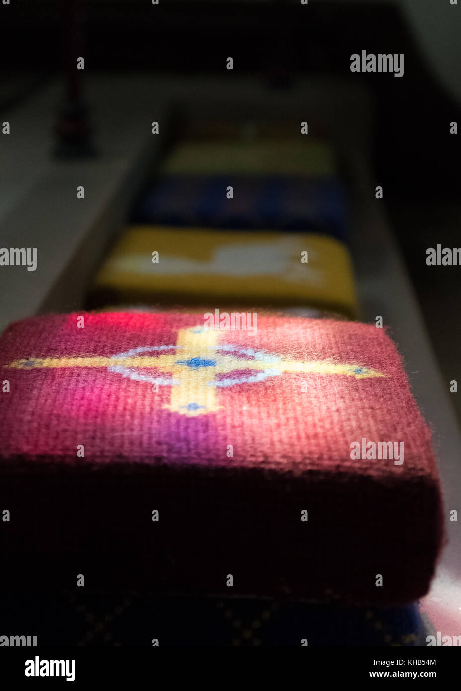 Christliche Religion und Gebetskonzept - Kirchenknieler Stockfoto