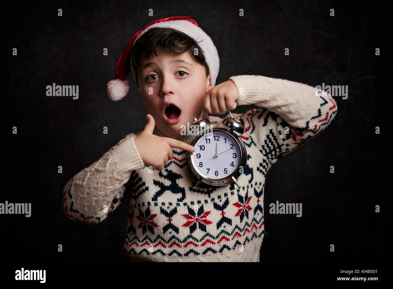 Überrascht Kind in Silvester auf schwarzem Hintergrund Stockfoto