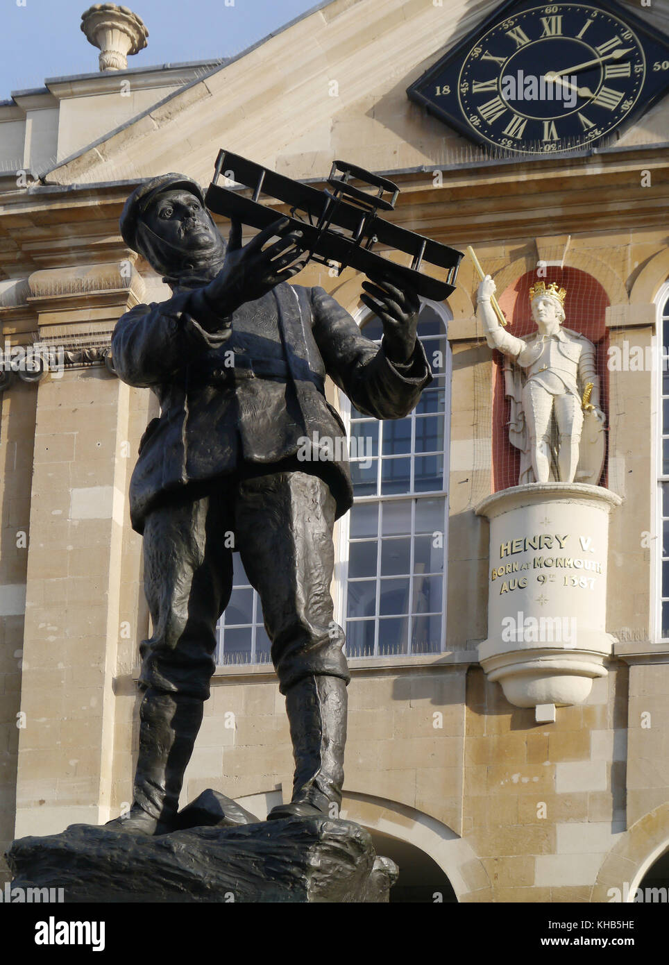 Staue von Charles Stewart Rolls, Gründer von Rolls Royce und König Heinrich der Fünfte, bei Shire Hall, in Agincourt Square, Monmouth, Wales. Stockfoto
