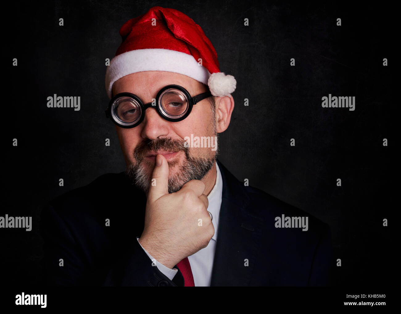 Lustiger Mann an Weihnachten auf schwarzem Hintergrund lustige Mann an Weihnachten auf schwarzem Hintergrund Stockfoto