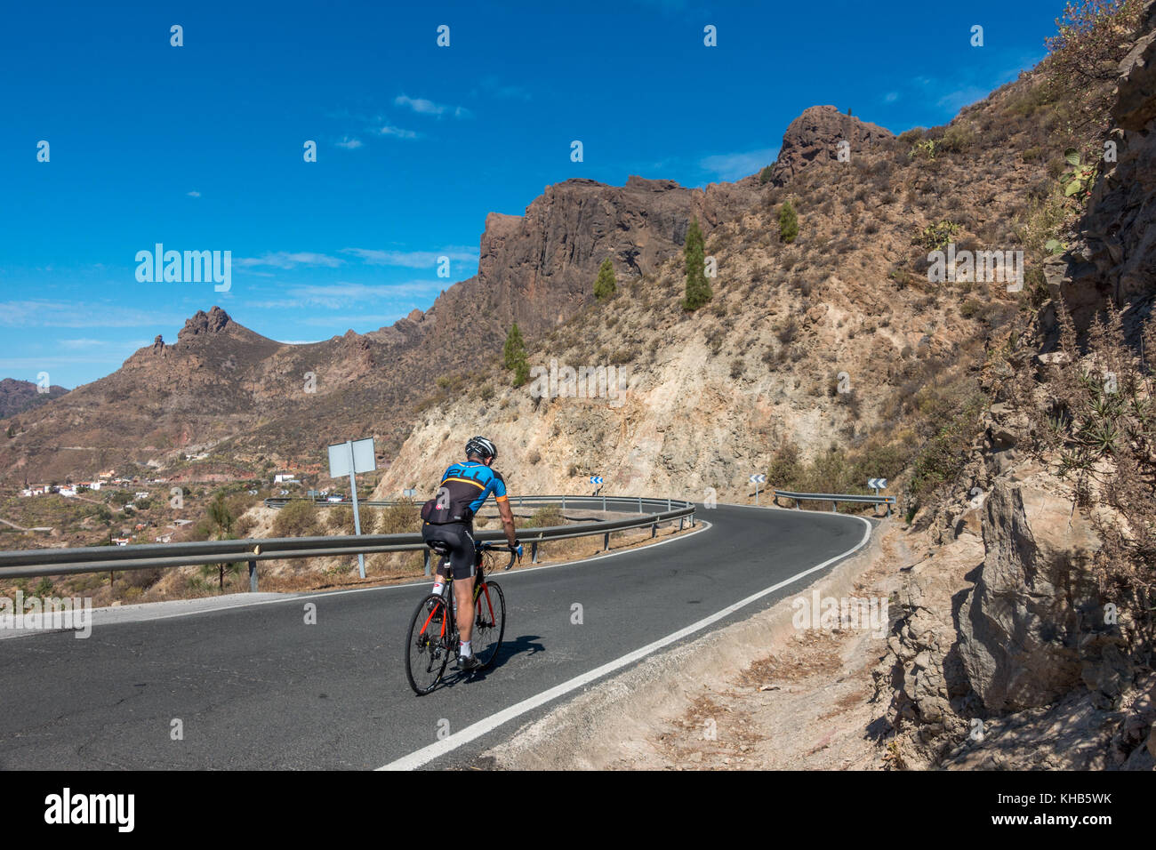 Radfahrer person Radfahren auf einem Rennrad, mit Blick auf die Berge im  Landesinneren nur über Cruz Grande auf der GC-60 Straße, Gran Canaria,  Kanarische Inseln, Spanien Stockfotografie - Alamy