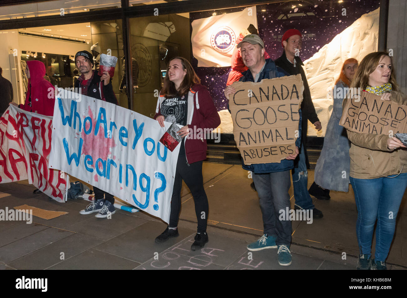 London, Großbritannien. 14. November 2017. Die Demonstranten halten ein Banner', tragen Sie?" außerhalb des Store als theykeep bis die Kampagne die neu eröffnete Regent St Kanada Gans mit der ersten von der Random "Secret", Proteste zu schließen, Details nur in eine private Gruppe, die er beabsichtigt, zusammen mit regelmäßigen Samstag Proteste zu montieren. Credit: Peter Marschall/Alamy leben Nachrichten Stockfoto