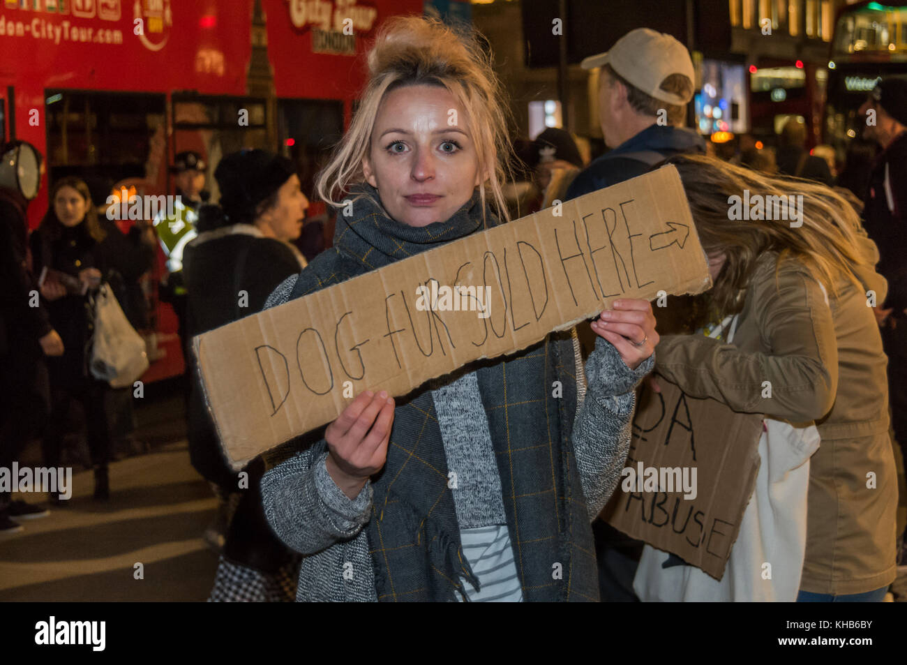 London, Großbritannien. 14. November 2017. Eine Frau hält ein Poster 'Dog Fell Hier" verkauft, als die Demonstranten halten Sie sich die Kampagne auf die neu eröffnete Regent St London Flagship Store von Kanada Gans mit der ersten von der Random "Secret", Proteste zu schließen, Details nur in einer privaten Gruppe, die er beabsichtigt, zusammen mit regelmäßigen Samstag Proteste zu montieren. Credit: Peter Marschall/Alamy leben Nachrichten Stockfoto