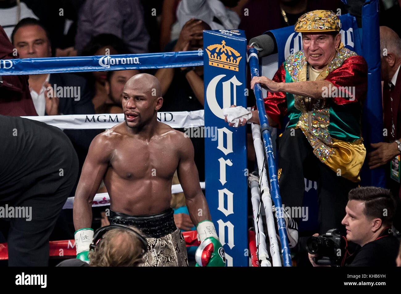 ***DATEIFOTO*** Rafael Garcia Cornerman an Floyd Mayweather Jr. Hat LAS VEGAS, NV - 13. September Vergangen: Floyd Mayweather and Cut man, Rafael Garcia pictured during a bout against Marcos Maidana 2 in MGM Grand Garden Arena at MGM Grand Resort in Las Vegas, NV on September 2014. Kredit: RTNEK Photography/MediaPunch Stockfoto