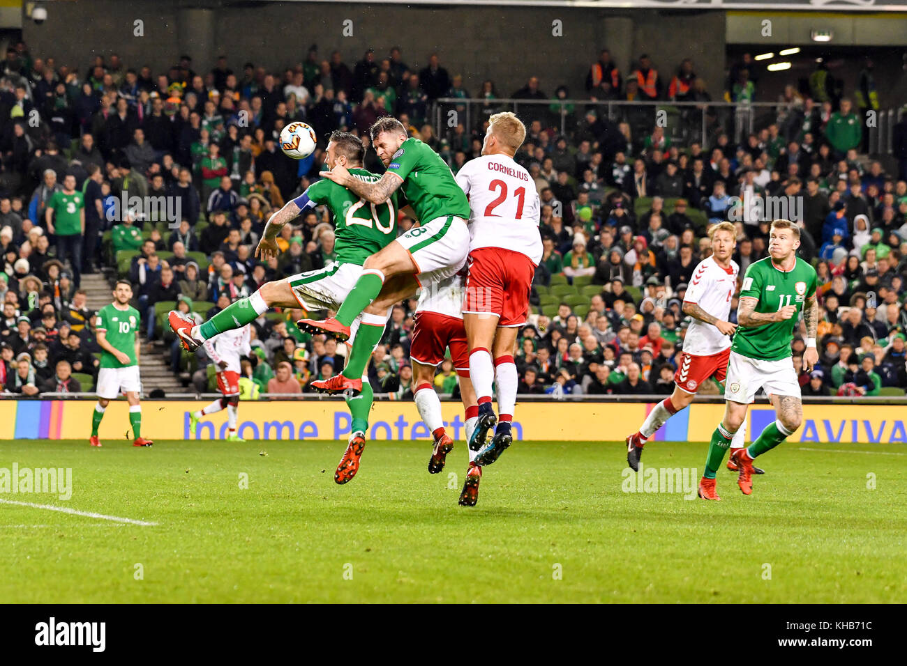 Dublin, Irland. November 2017. Andreas Cornelius und Shane Duffy während der Qualifikation zur FIFA-Weltmeisterschaft 2018 Play-off-Fußballspiel zwischen der Republik Irland und Dänemark am 14. November 2017 im Aviva-Stadion in Dublin. Quelle: Ben Ryan/SOPA/ZUMA Wire/Alamy Live News Stockfoto