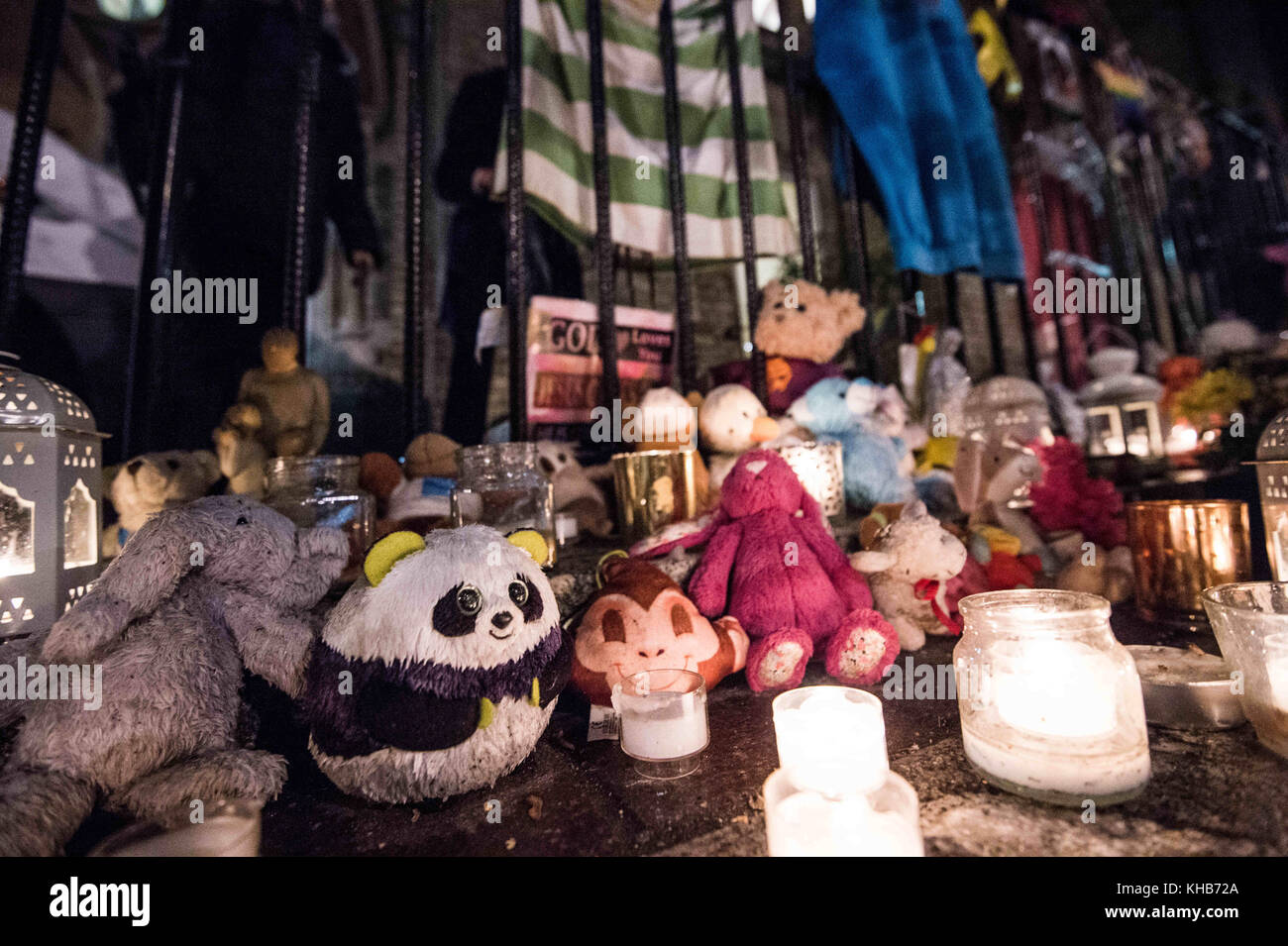 London, London, Großbritannien. November 2017. Rund 1.000 Menschen nahmen an dem monatlichen stummmarsch in der Nacht Teil, um den Opfern des Grenfell Tower-Feuers zu gedenken. Der marsch markiert fünf Monate seit dem Brand vom 14. Juni, der sich heftig durch den 24-stöckigen Block West London ausbreitete und 80 Menschen tötete. Quelle: Brais G. Rouco/SOPA/ZUMA Wire/Alamy Live News Stockfoto