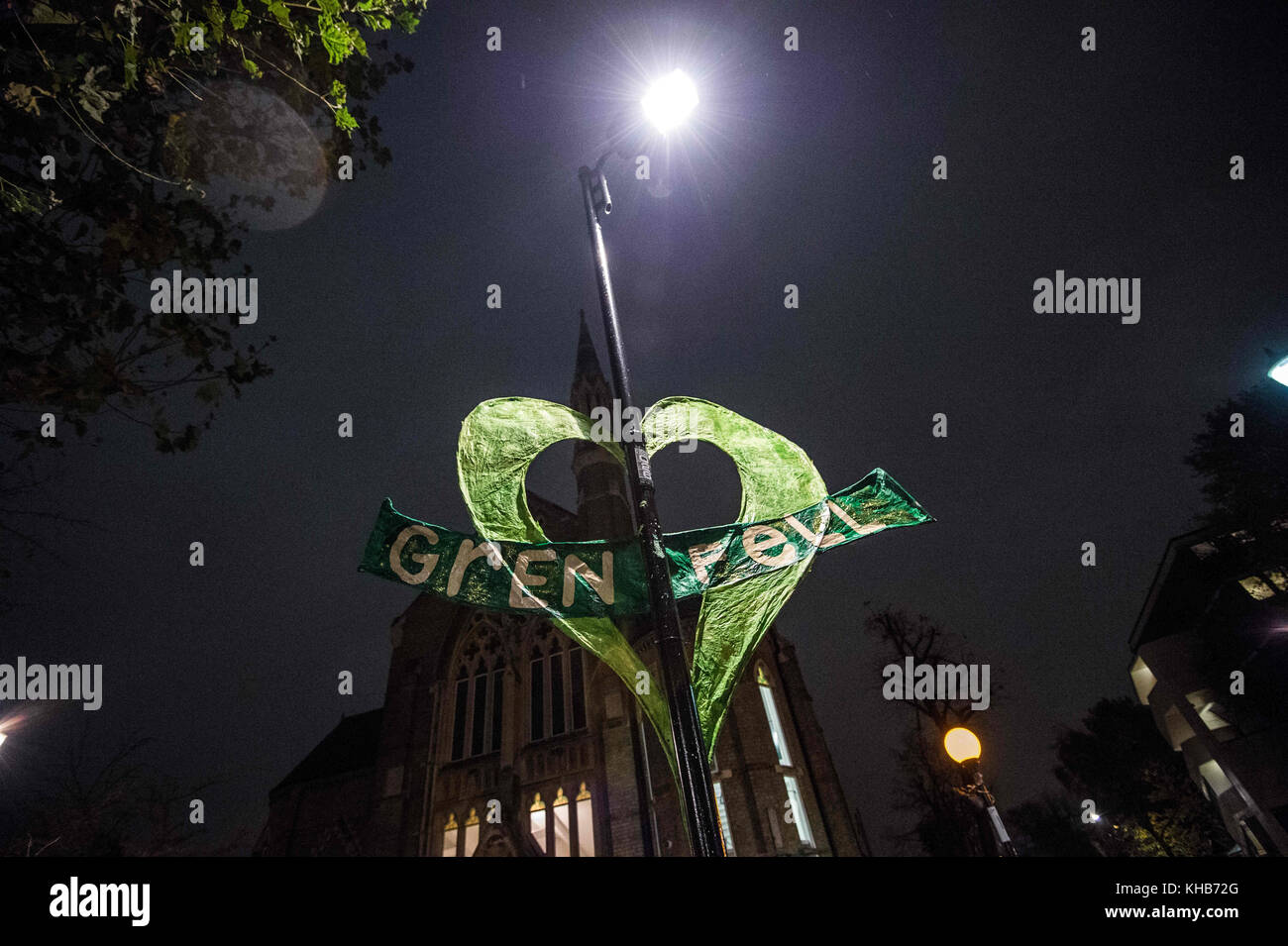 London, London, Großbritannien. November 2017. Ein Plakat mit der Aufschrift „Grenfell“, das während des monatlichen stummmarsches für die Feueropfer des Grenfell Tower zu sehen war. Rund 1.000 Menschen nahmen an dem monatlichen stummmarsch in der Nacht Teil, um den Opfern des Grenfell Tower-Feuers zu gedenken. Der marsch markiert fünf Monate seit dem Brand vom 14. Juni, der sich heftig durch den 24-stöckigen Block West London ausbreitete und 80 Menschen tötete. Quelle: Brais G. Rouco/SOPA/ZUMA Wire/Alamy Live News Stockfoto