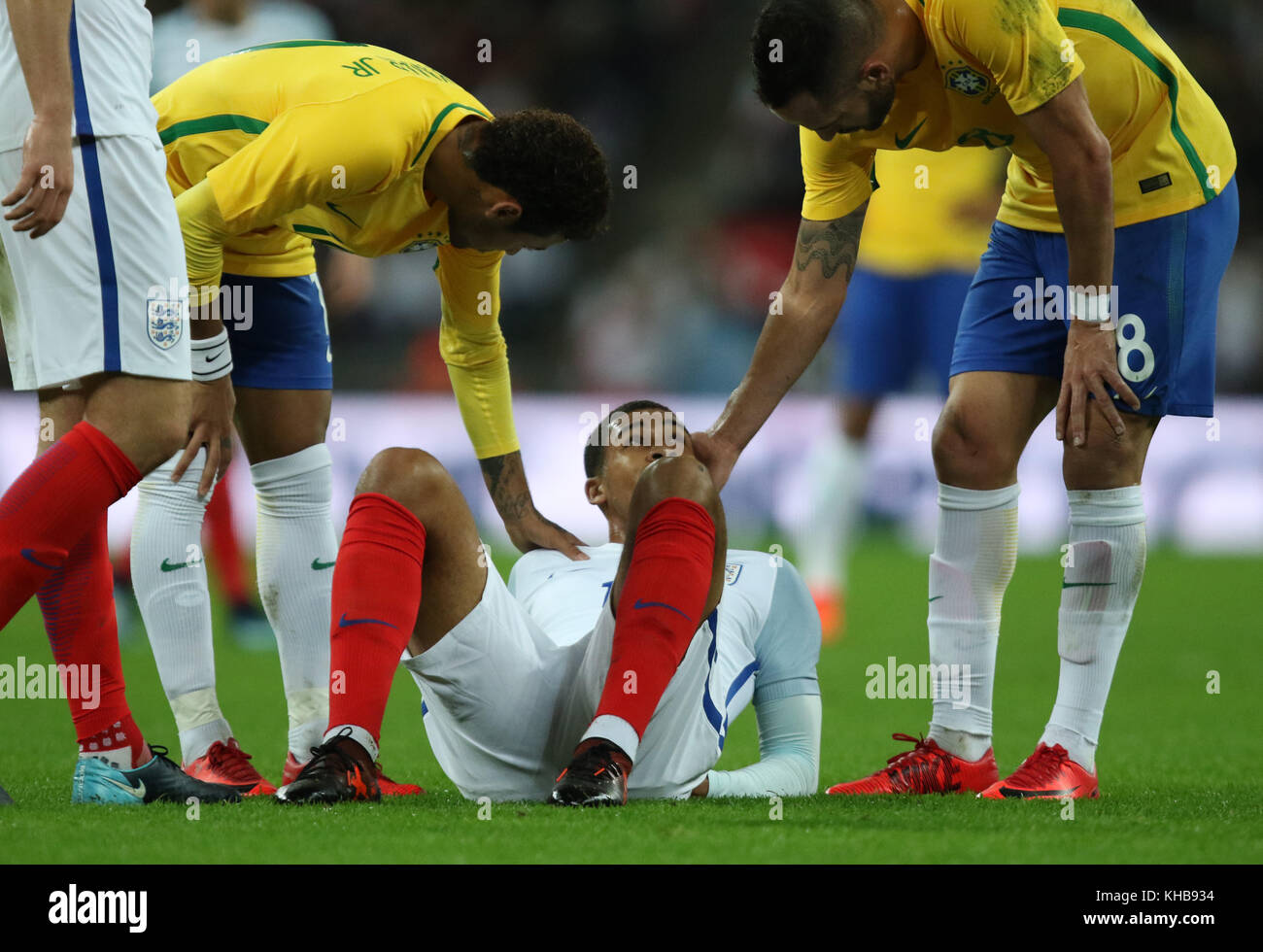 Ruben Loftus Wange Von England Auf Dem Boden Als Neymar Jr Brasilien Und Renato Augusto Brasilien Ihn An Der England V Brasilien Internationale Testspiel Im Wembley Stadion London Am 14 November 2017
