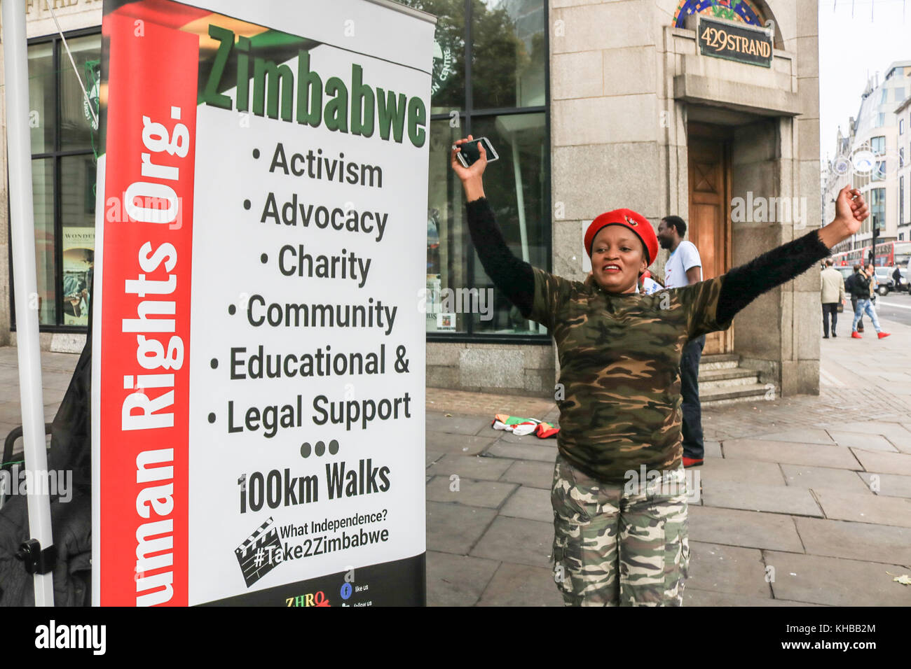 London UK 15. November 2017. Jubelnden gegen Mugabe Unterstützer außerhalb Simbabwe Haus in London feierte nach Nachrichten von politischen Unruhen und einem Militärputsch gegen Präsident Robert Mugabe unter Hausarrest in Harare Zimbabwe. Credit: Amer ghazzal/alamy leben Nachrichten Stockfoto