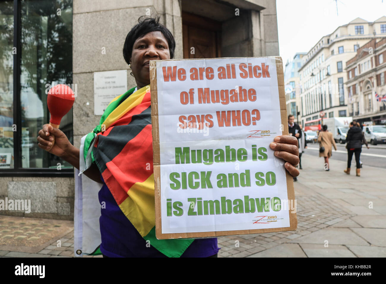 London UK 15. November 2017. Jubelnden gegen Mugabe Unterstützer außerhalb Simbabwe Haus in London feierte nach Nachrichten von politischen Unruhen und einem Militärputsch gegen Präsident Robert Mugabe unter Hausarrest in Harare Zimbabwe. Credit: Amer ghazzal/alamy leben Nachrichten Stockfoto