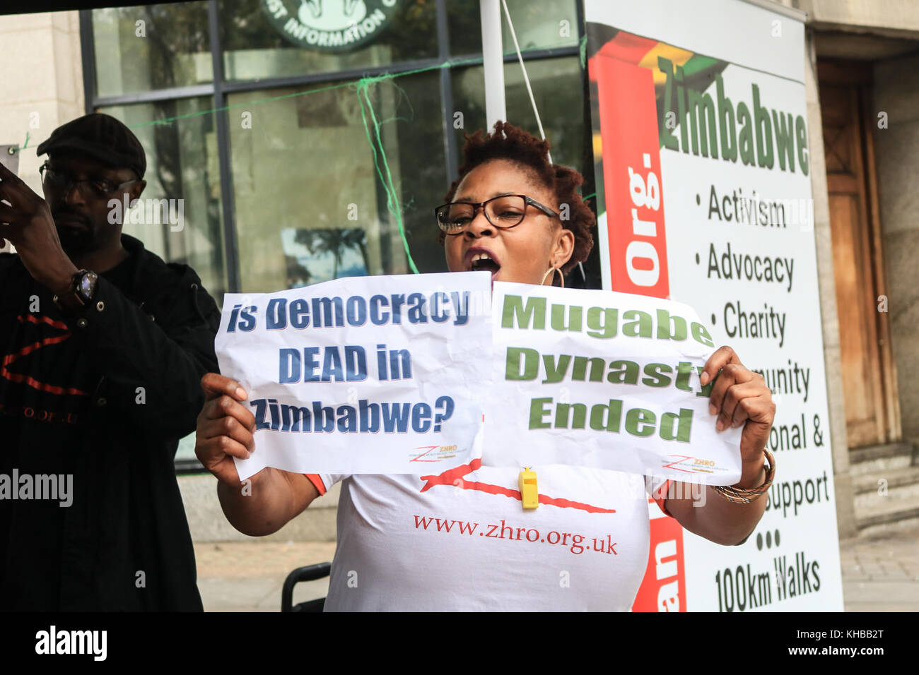 London UK 15. November 2017. Jubelnden gegen Mugabe Unterstützer außerhalb Simbabwe Haus in London feierte nach Nachrichten von politischen Unruhen und einem Militärputsch gegen Präsident Robert Mugabe unter Hausarrest in Harare Zimbabwe. Credit: Amer ghazzal/alamy leben Nachrichten Stockfoto