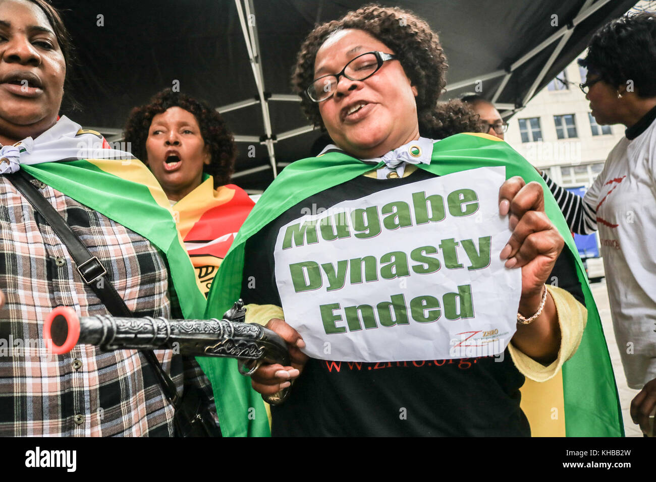 London UK 15. November 2017. Jubelnden gegen Mugabe Unterstützer außerhalb Simbabwe Haus in London feierte nach Nachrichten von politischen Unruhen und einem Militärputsch gegen Präsident Robert Mugabe unter Hausarrest in Harare Zimbabwe. Credit: Amer ghazzal/alamy leben Nachrichten Stockfoto