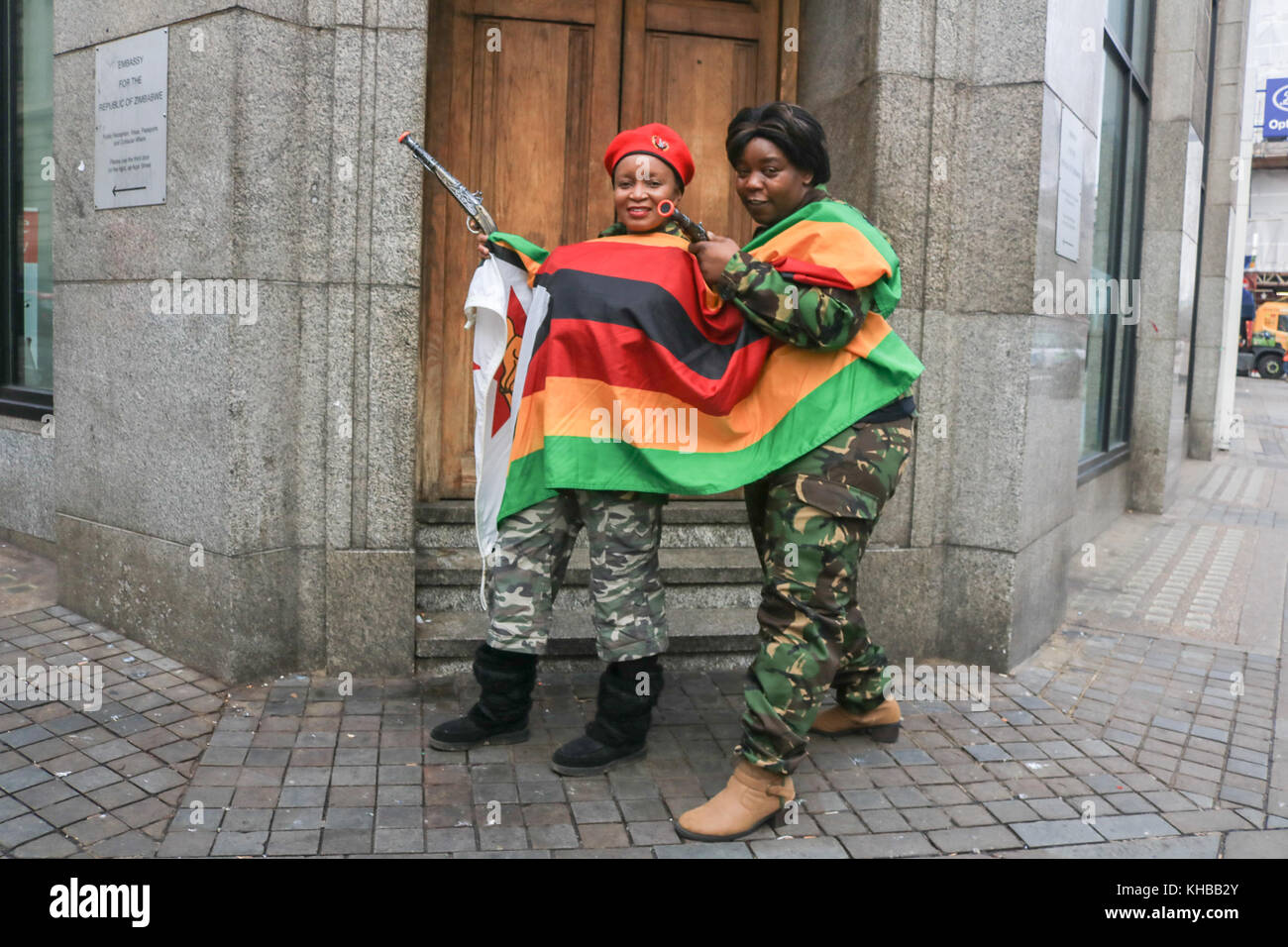 London UK 15. November 2017. Jubelnden gegen Mugabe Unterstützer außerhalb Simbabwe Haus in London feierte nach Nachrichten von politischen Unruhen und einem Militärputsch gegen Präsident Robert Mugabe unter Hausarrest in Harare Zimbabwe. Credit: Amer ghazzal/alamy leben Nachrichten Stockfoto