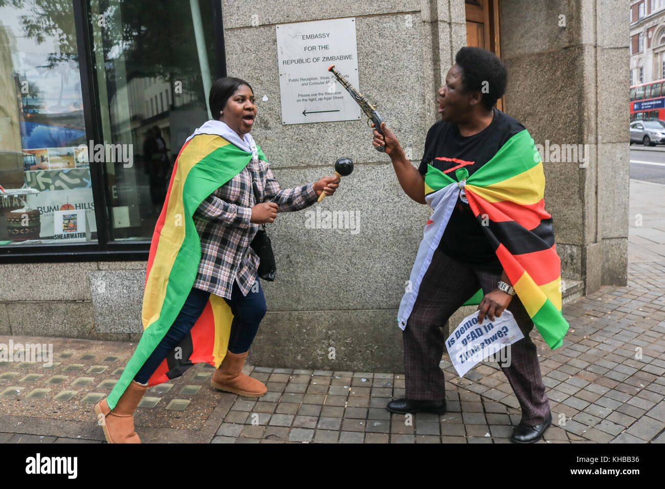 London UK 15. November 2017. Jubelnden gegen Mugabe Unterstützer außerhalb Simbabwe Haus in London feierte nach Nachrichten von politischen Unruhen und einem Militärputsch gegen Präsident Robert Mugabe unter Hausarrest in Harare Zimbabwe. Credit: Amer ghazzal/alamy leben Nachrichten Stockfoto