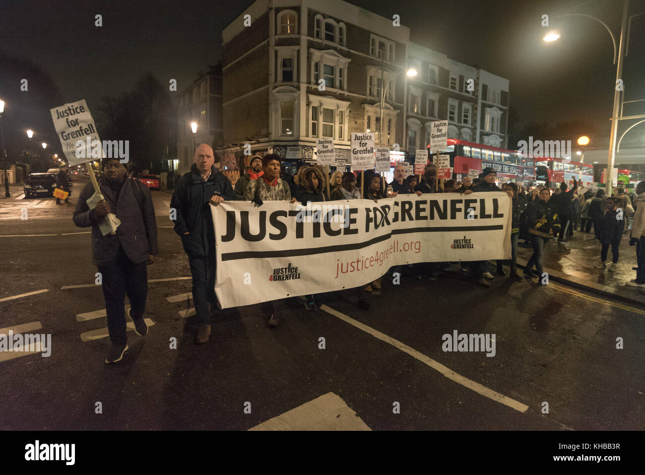 November 2017 – London, Großbritannien. November 2017. Marschieren Sie mit Plakaten und Bannern auf dem monatlichen langsamen und stillen Spaziergang, um Gerechtigkeit zu fordern und sich an die Menschen zu erinnern, die beim tragischen Feuer im Grenfell Tower am Ladbroke Grove getötet wurden. Einige trugen Plakate oder Plakate, auf denen die Verantwortlichen, vor allem die Stadträte des Royal Borough of Kensington und Chelsea, vor Gericht gebracht, die Versprechen an die überlebenden Opfer des tragischen Feuers bewahrt und für einen angemessenen Brandschutz für alle Wohnungen, einschließlich Sozialwohnungen, mit Brandinspektionen durch ausgebildete Feuerwehrleute, strikt interpr Stockfoto