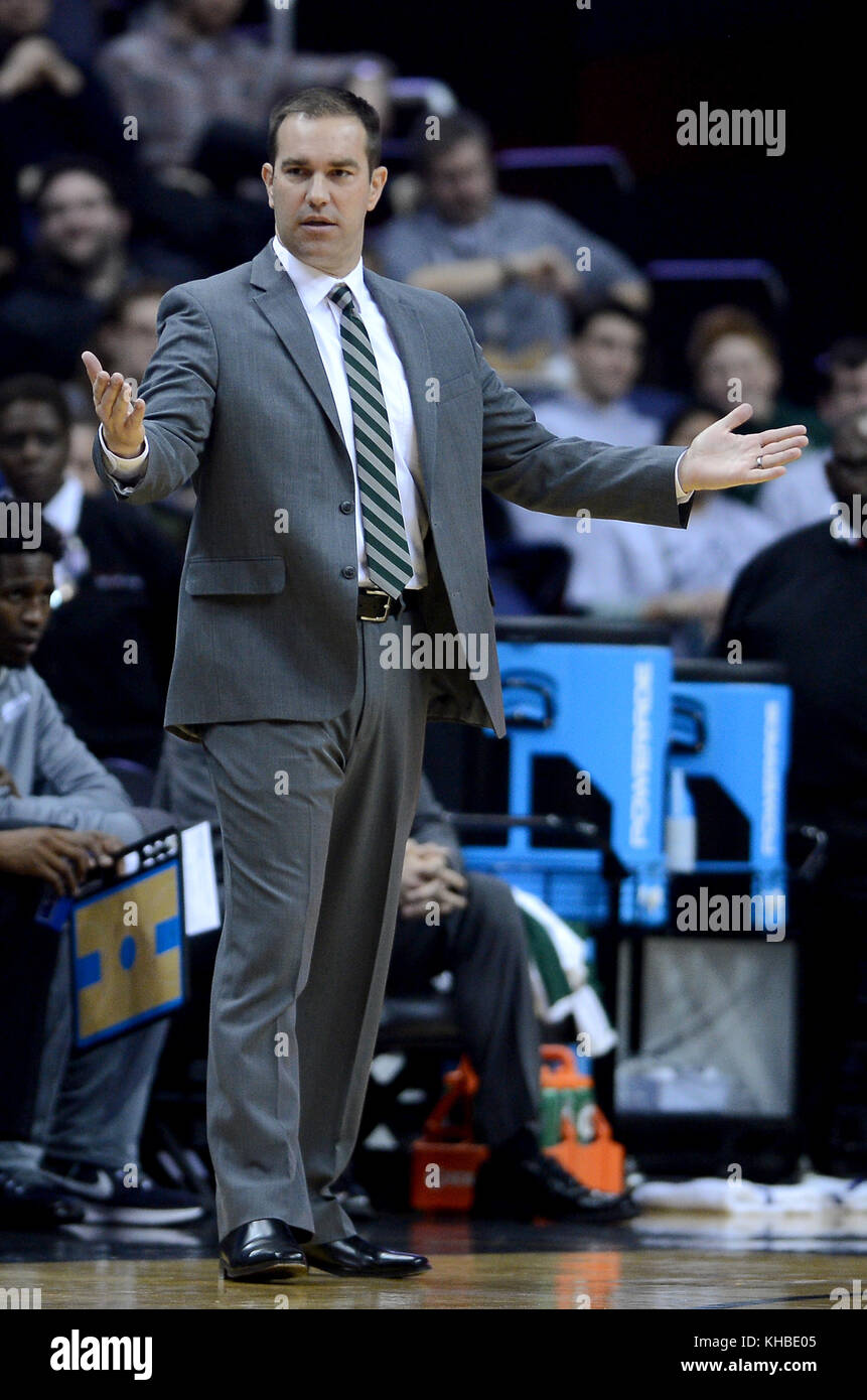 Washington, DC, USA. 12 Nov, 2017. 20171112 - Jacksonville University Haupttrainer Tony JASICK Fragen ein Schiedsrichter während der ersten Hälfte des Spiels gegen Georgetown bei Capital eine Arena in Washington. Credit: Chuck Myers/ZUMA Draht/Alamy leben Nachrichten Stockfoto Washington, DC, USA. 12 Nov, 2017. 20171112 - Jacksonville University Haupttrainer Tony JASICK Fragen ein Schiedsrichter während der ersten Hälfte des Spiels gegen Georgetown bei Capital eine Arena in Washington. Credit: Chuck Myers/ZUMA Draht/Alamy leben Nachrichten Stockfoto