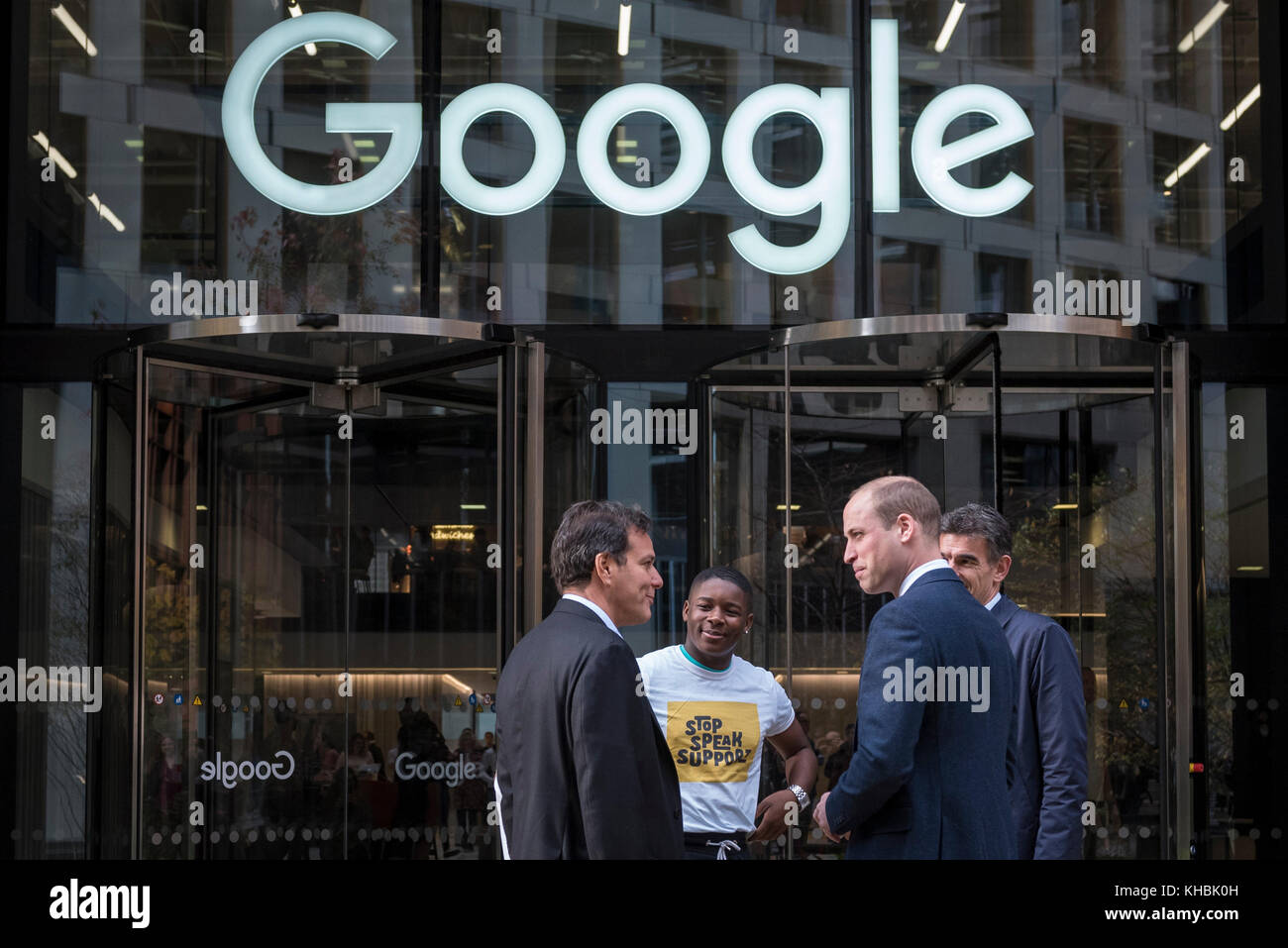 London, Großbritannien. 16. November 2017. (L und R) Brent Hoberman, Stuhl, Taskforce, James Okulaja, Panel für Jugendliche, der Herzog von Cambridge und Matt Brittin, President EMEA Business und Operations bei Google, außerhalb der Hauptsitz von Google und YouTube in King's Cross vor der abschließenden Sitzung der Taskforce der königlichen Stiftung zur Prävention von Mobbing. Die Taskforce wurde vom Herzog im Mai 2016 einberufen, um junge Menschen und ihre Familien von cyberbullying betroffen. Credit: Stephen Chung/Alamy leben Nachrichten Stockfoto