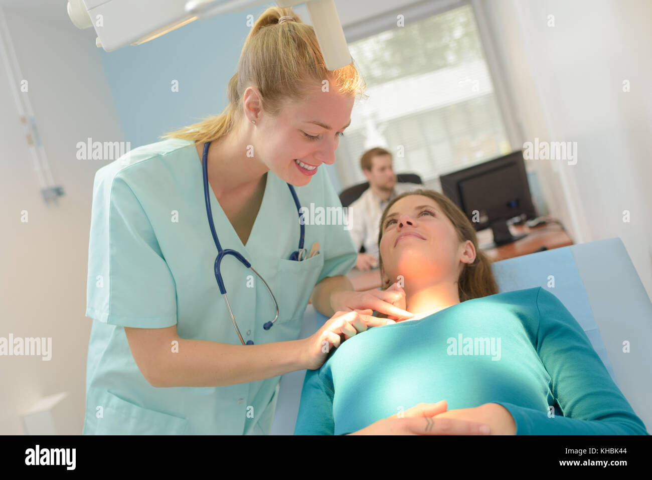 Schöne Dermatologen untersuchen Patienten Haut im Büro Stockfoto