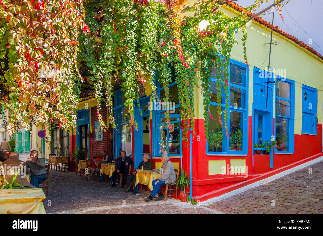Ältere Menschen trinken Kaffee in einem traditionellen Café in agiasos. Griechenland. Stockfoto