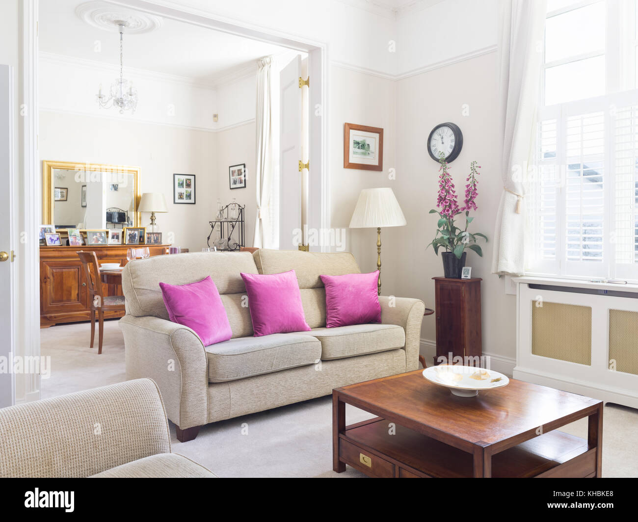 Eine frische, leichte, traditionelle und zugleich moderne Wohnzimmer mit Blick in den Essbereich. mit Sofa, Couchtisch und standard Lampe ausgestattet. Stockfoto