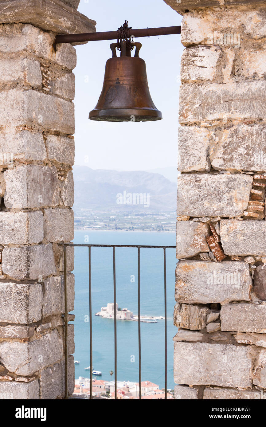 Nahaufnahme der Glocke auf der mittelalterlichen Festung Palamidi, Nafplio, Griechenland Stockfoto
