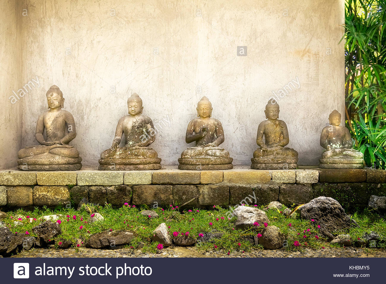 Buddha Figuren aus Stein im Garten in Bali, Indonesien Stockfoto ... Buddha Figuren aus Stein im Garten in Bali, Indonesien Stockfoto ...