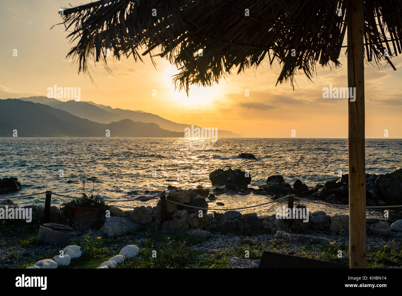 Inspirational schönen Berge Landschaft mit Palmen am Meer, Küste, Strand und Felsen, hohen Bergen im Hintergrund bei Sonnenaufgang auf der Insel Kreta, Gr Stockfoto