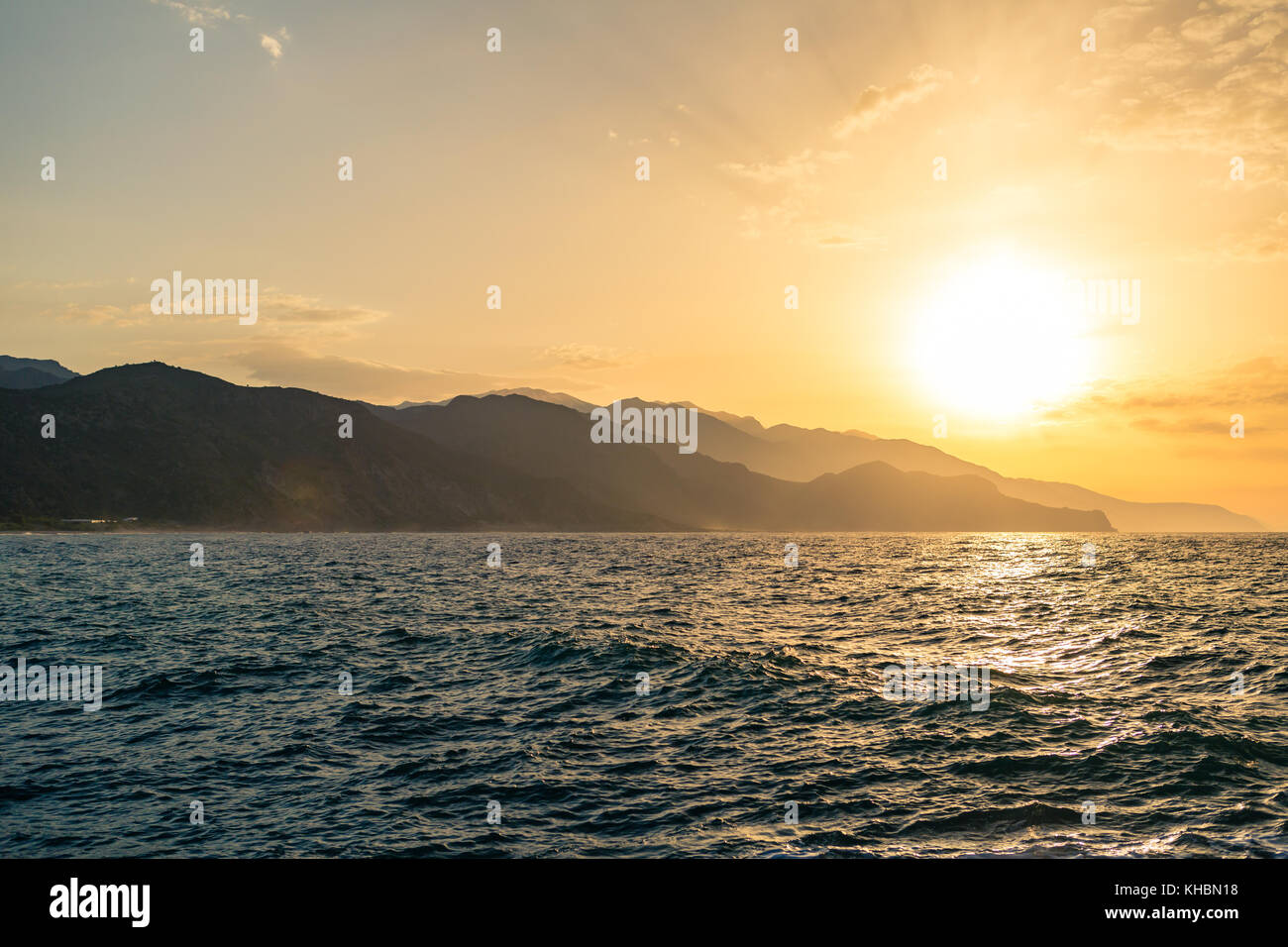 Inspirational schönen Berge Landschaft mit Blick auf das Meer, die Küste, den Strand und die Felsen, hohen Bergen im Hintergrund bei Sonnenaufgang auf der Insel Kreta, Griechenland. Stockfoto