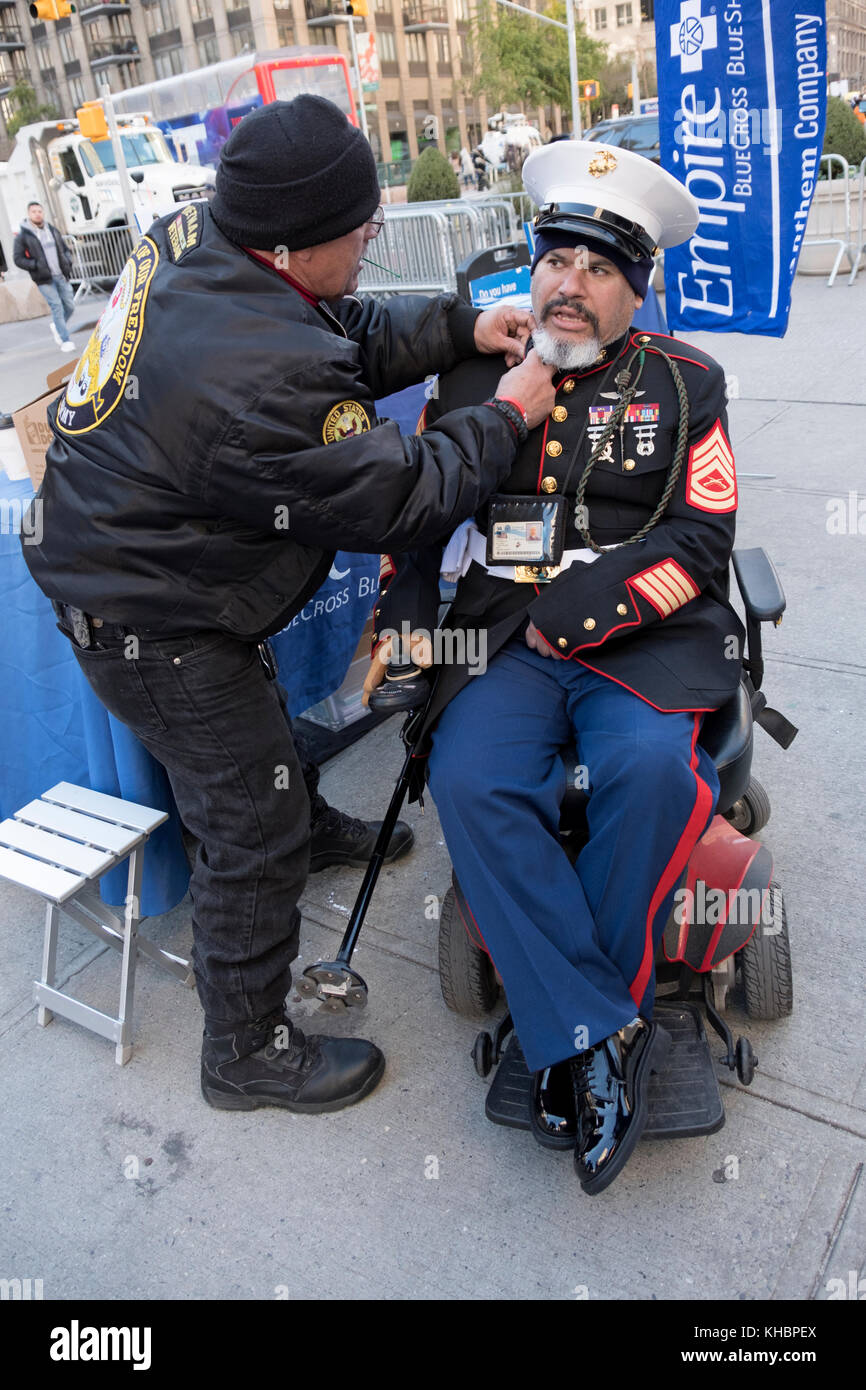 Porträt eines verletzten Irak Krieg durch ein Veteran Vietnam Krieg Veteran geholfen wird. Am Veterans Day Parade in New York City. Stockfoto