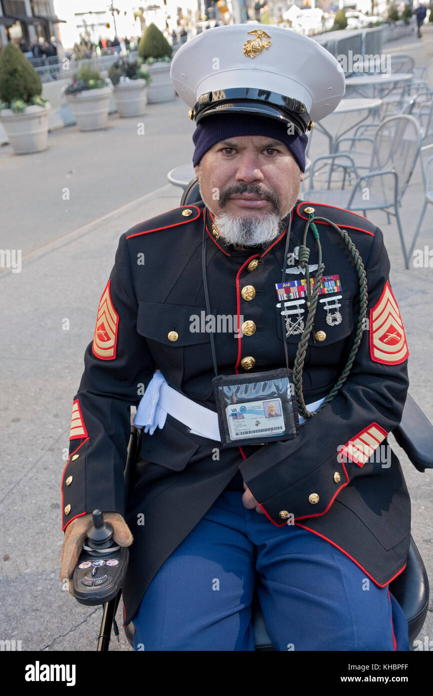 Stellen Portrait von einem Irak-krieg Veteran, der während seines Dienstes verletzt wurde. Am Veterans Day Parade in New York City. Stockfoto