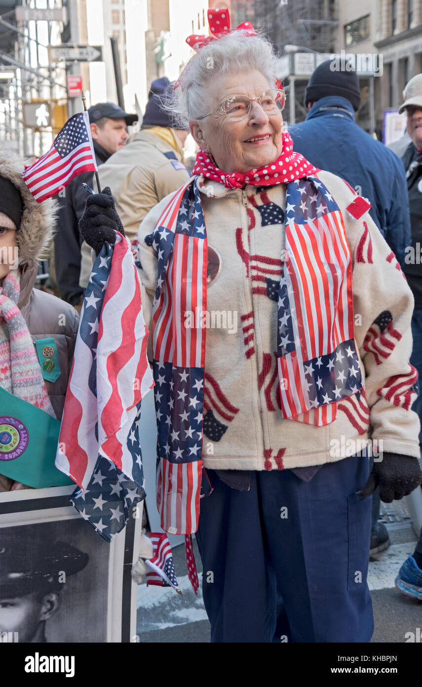Porträt einer 92 Jahre alten Frau, die bult Kampfflugzeuge für Boeing während des Zweiten Weltkrieges. Am Veterans Day Parade in New York City. Stockfoto