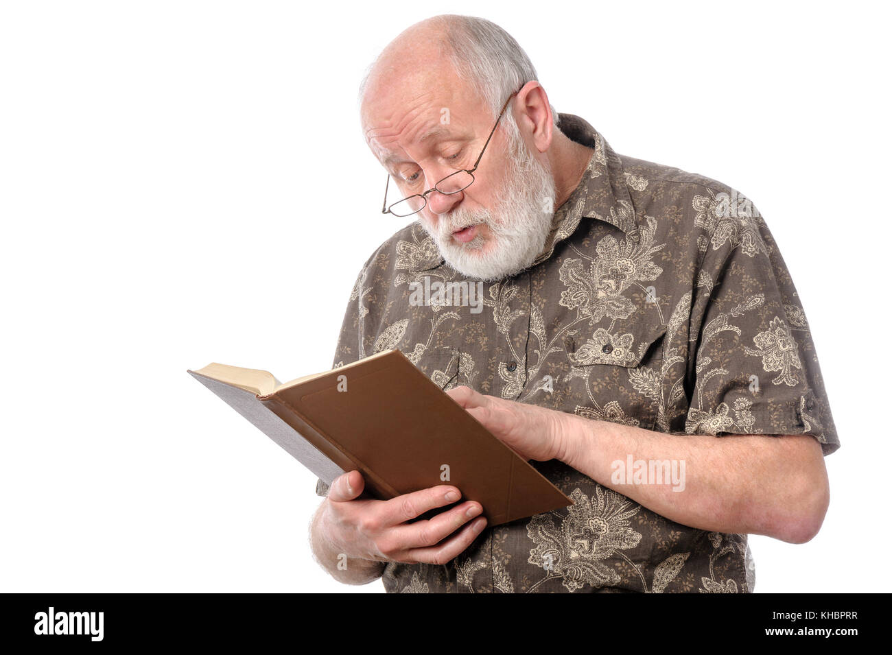 Älterer Mann mit Brille ein Buch lesen Stockfoto