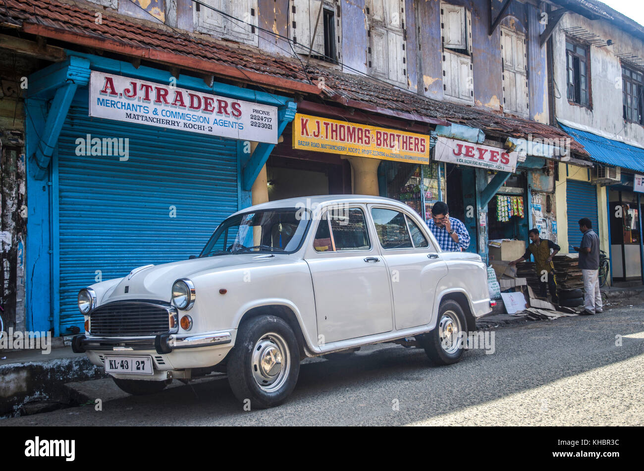 Ein altes Auto auf Basar Straße geparkt, Fort Cochin, Kerala, Indien Stockfoto