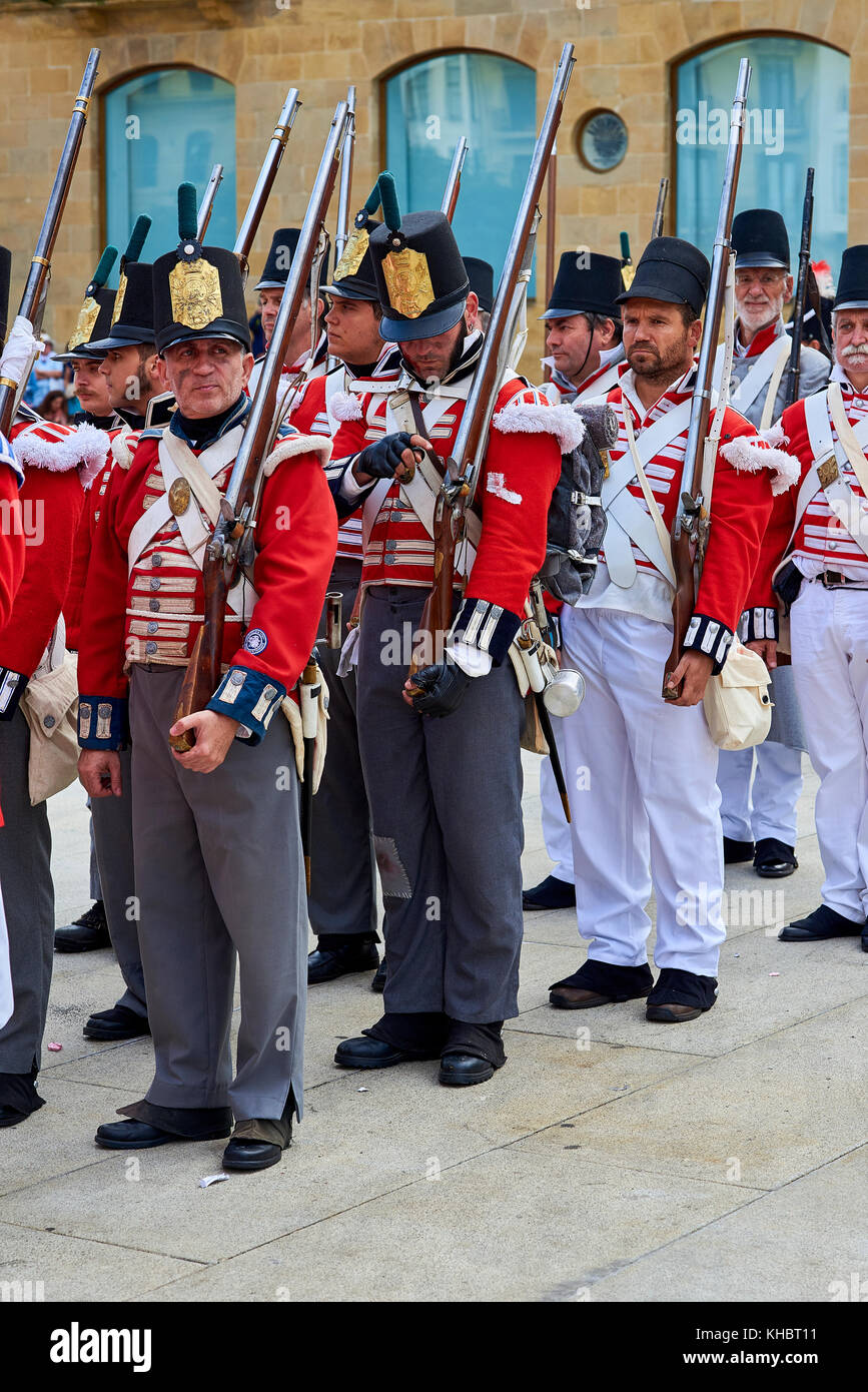 San Sebastian, Spanien - 31. August 2017. Soldaten stehen in der Ausbildung während tamborrada, die drum Parade den Tag zu, die anglo-portugiesische tr Gedenken Stockfoto