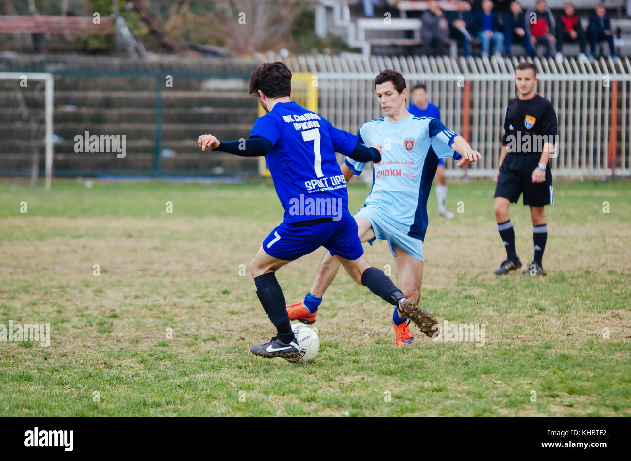 Männer spielen Im freien Fußballspiel Stockfoto