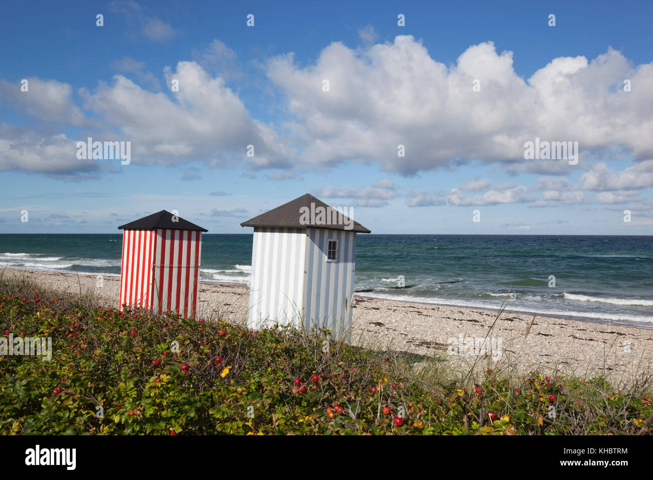 Bunten Badekabinen am Kieselstrand mit blauem Meer und Himmel mit Wolken, Rageleje, Kattegat Coast, Neuseeland, Dänemark, Europa Stockfoto
