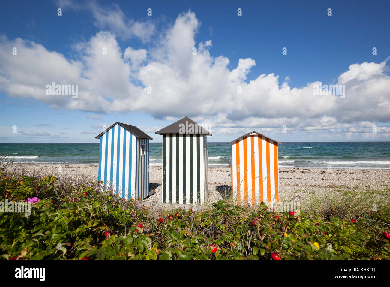Bunten Badekabinen am Kieselstrand mit blauem Meer und Himmel mit Wolken, Rageleje Strand, Kattegat Coast, Neuseeland, Dänemark, Europa Stockfoto