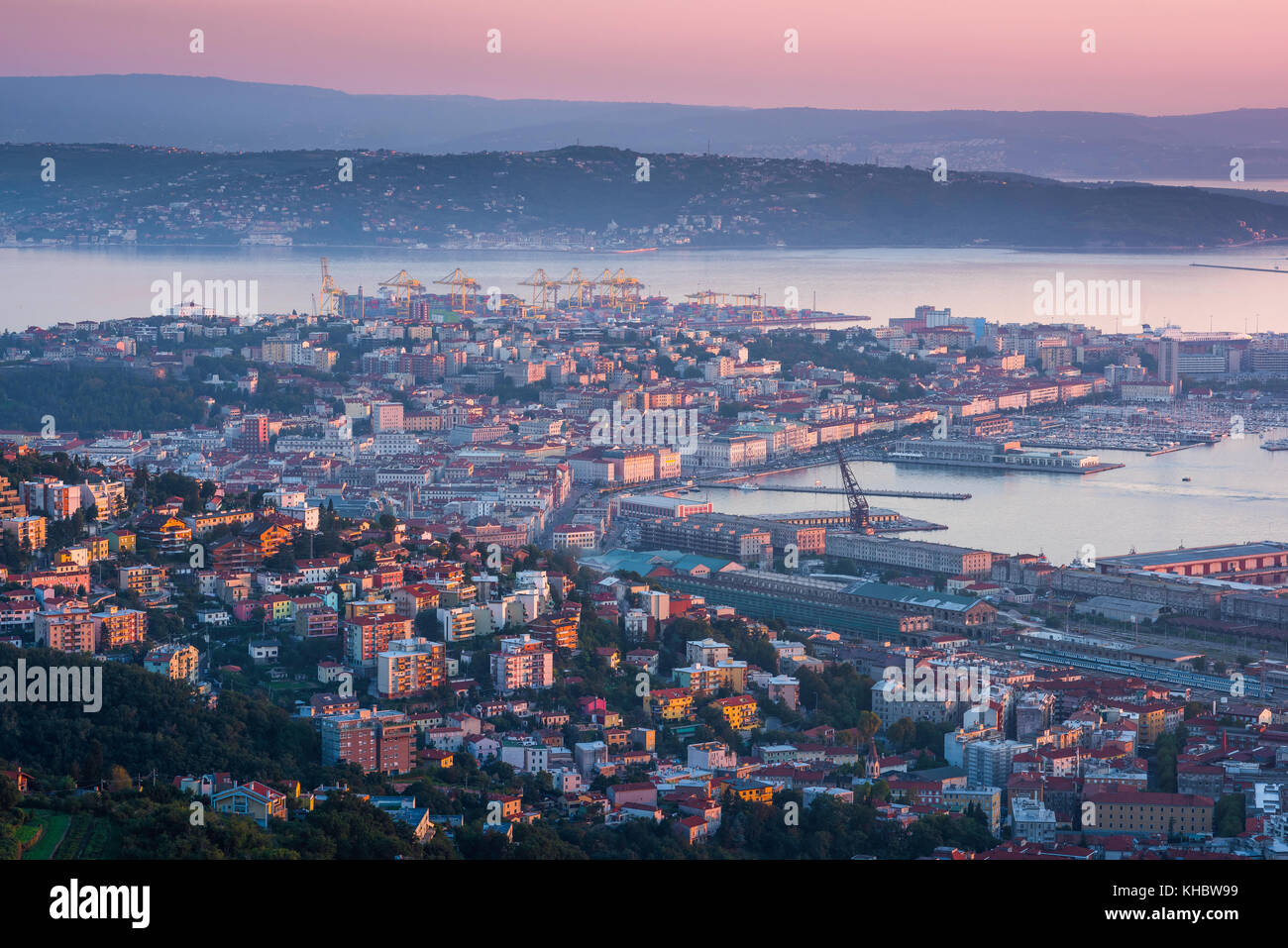 Triest Italien Stadt, stadtbild Blick auf den Hafen, der Hafen und die Innenstadt von Triest in der Dämmerung, Italien. Stockfoto