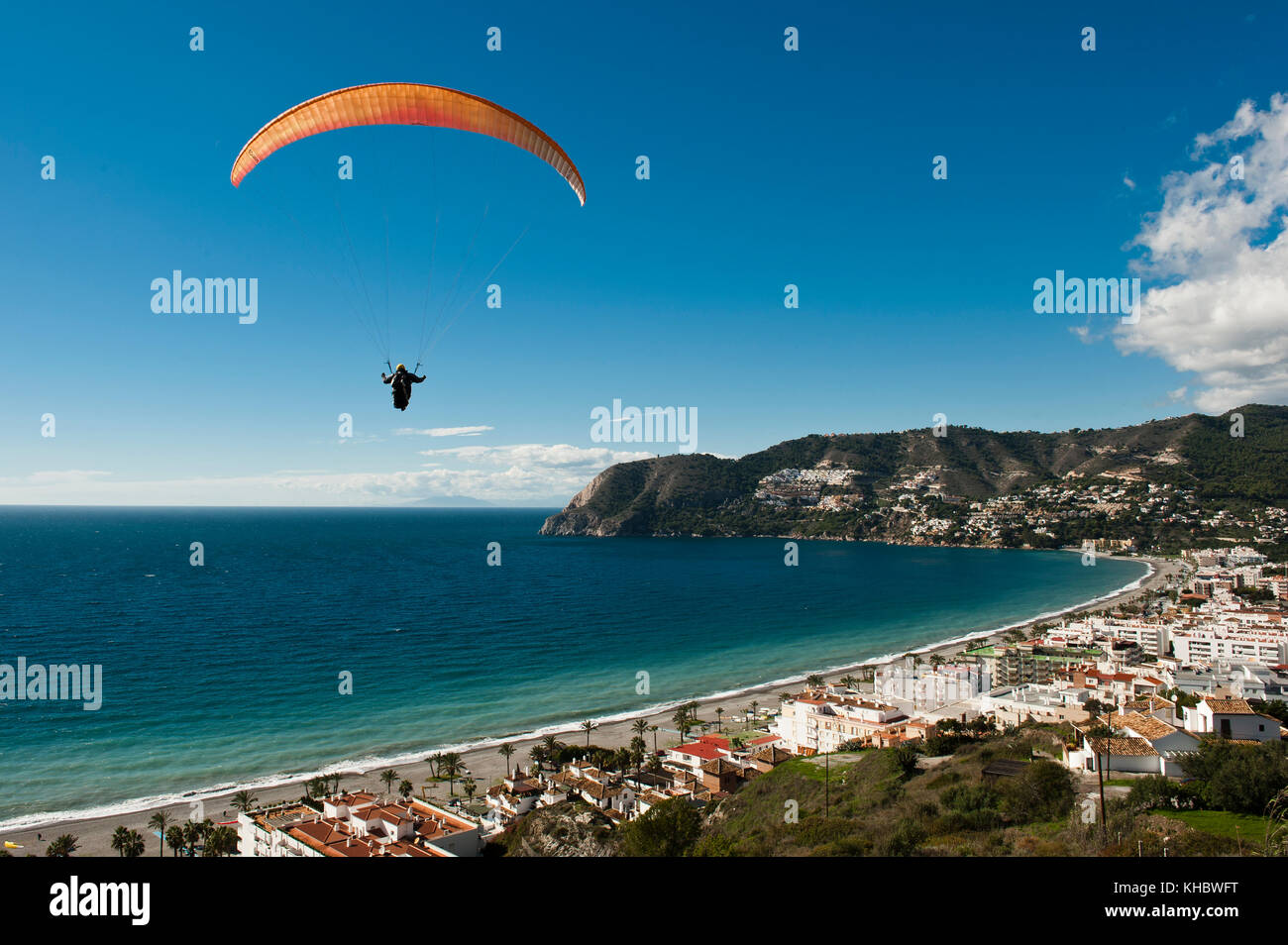 Paragliding an der Costa Tropical Coast, La Herradura, Provinz Granada, Andalusien, Spanien Stockfoto