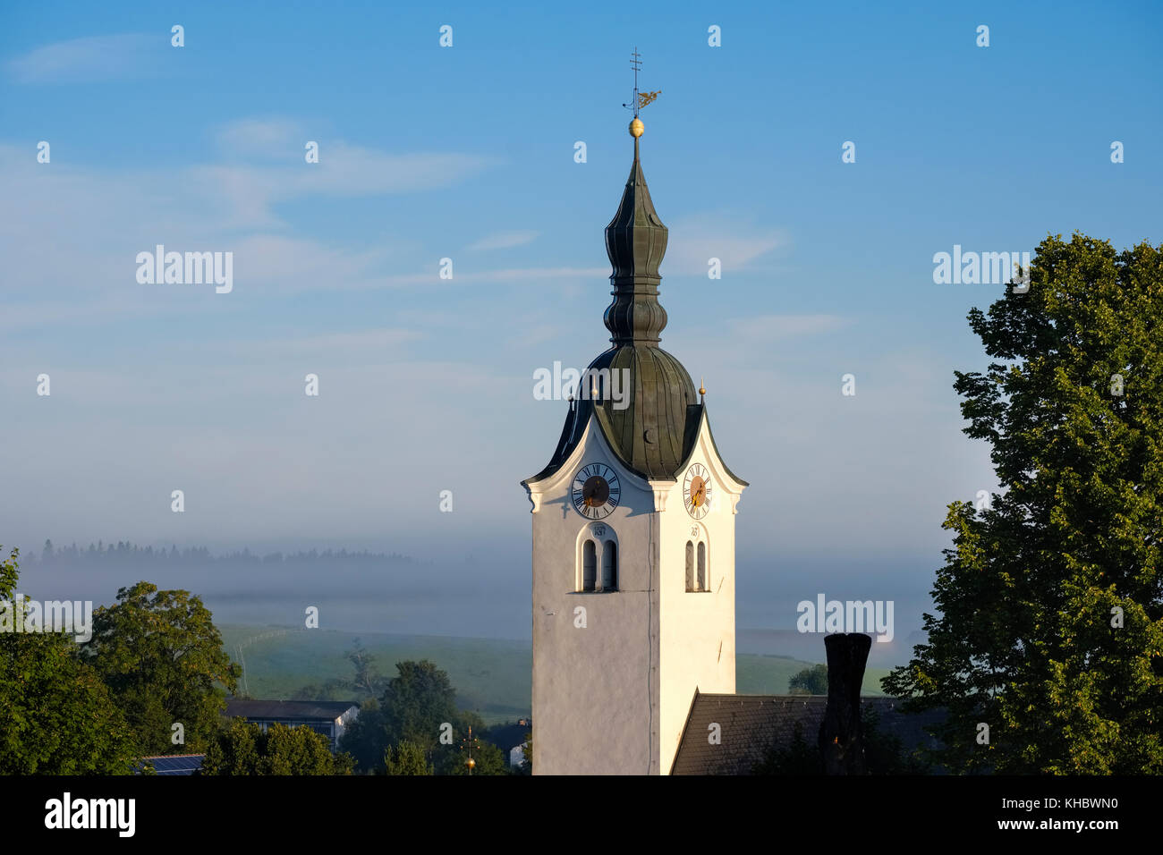 Kirchturm, Pfarrkirche St. Korbinian, Reichersbeuern, Tölzer Land, Oberbayern, Bayern, Deutschland Stockfoto