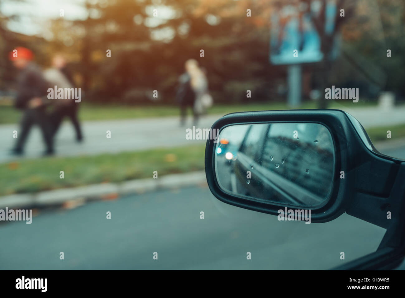 Reflexion der Stadtverkehr in Auto Außenspiegel. Fahren im