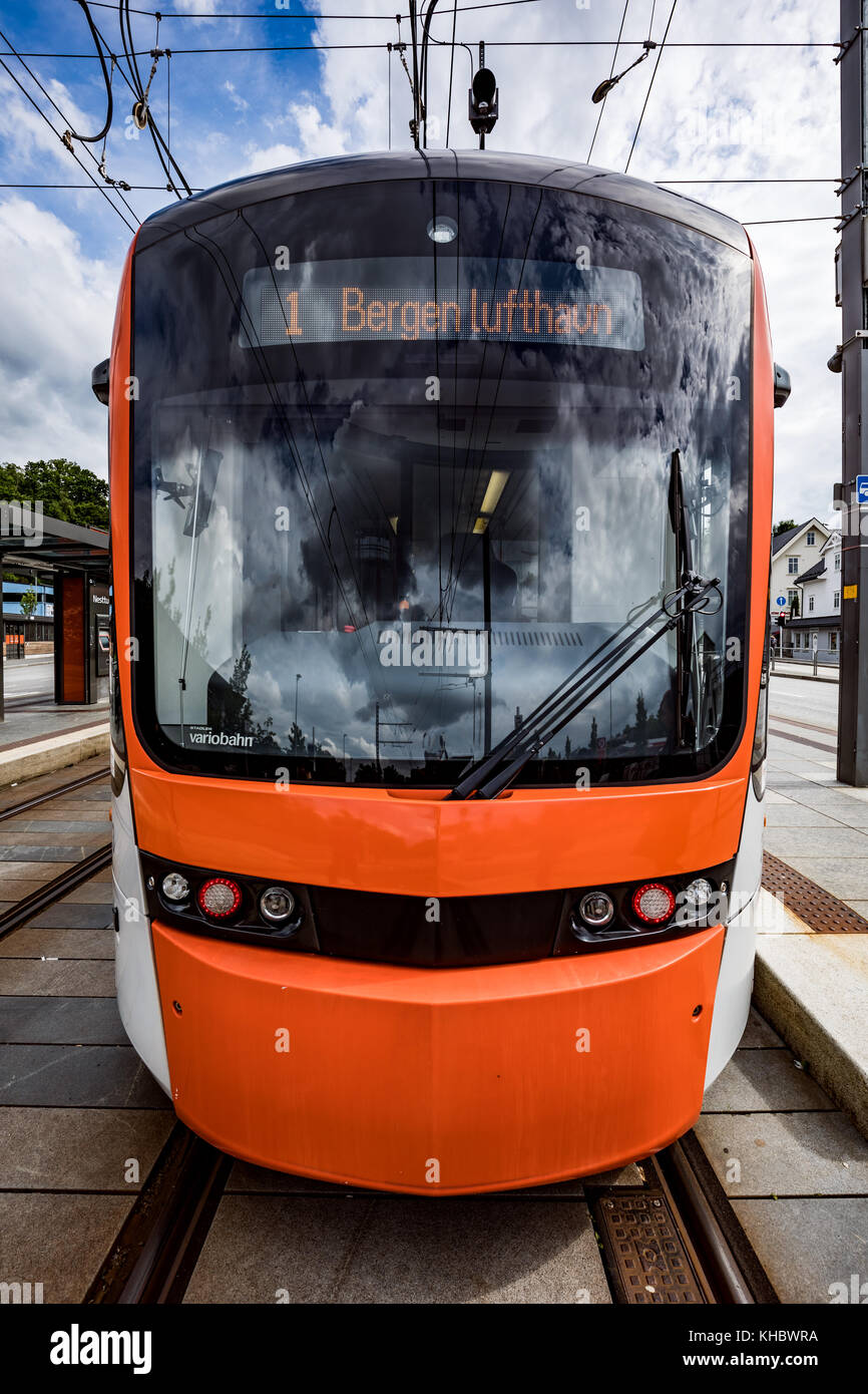 BERGEN, NORWEGEN - JUNI 15,2017: Bergen Light Rail Bybanen . Die Linie der Bergener Straßenbahn wurde 2011 als die beste der Welt ausgezeichnet. Stockfoto