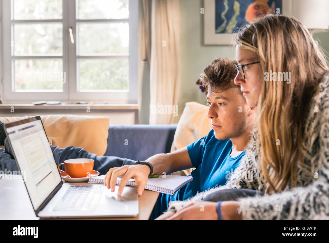 Zwei Studierende vor dem Laptop sitzen, Lernen am Computer, München, Deutschland Stockfoto